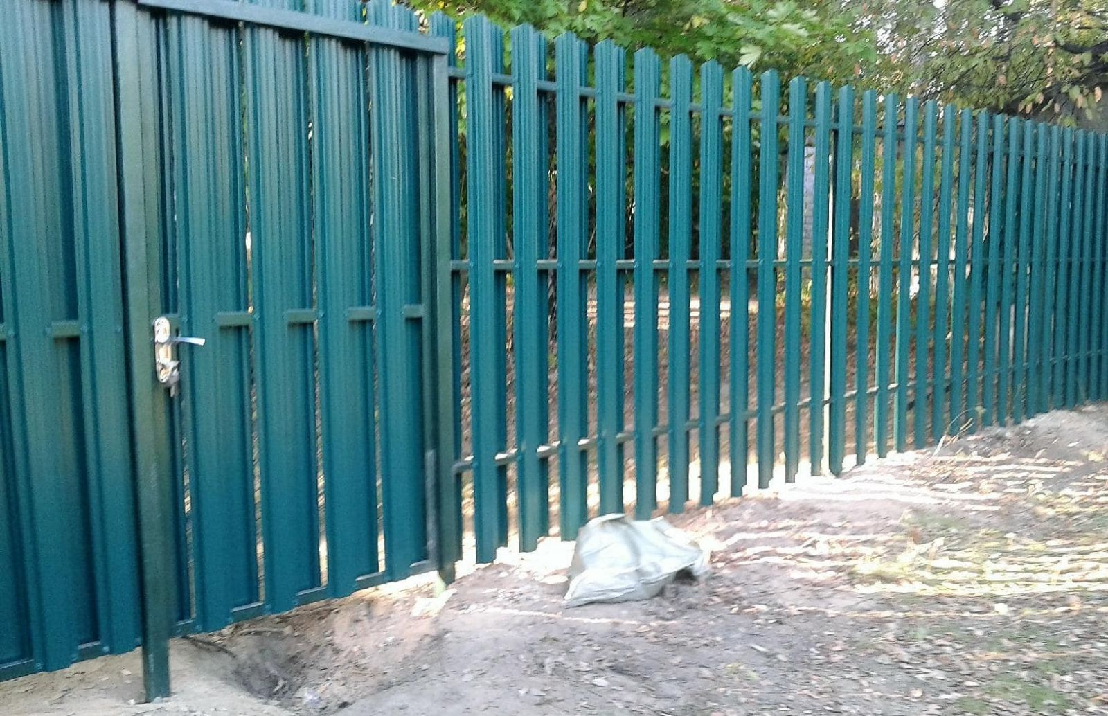 Забор из металлического штакетника с воротами и калиткой